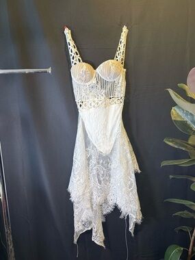 Splash Cream Lace High-Low Handkerchief Hem Dress